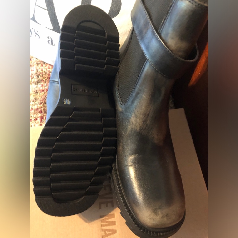 Women’s Steve Madden Gates Black Lug Sole Leather Ankle Boots
Size 9.5
Brand new - Picture 3 of 7